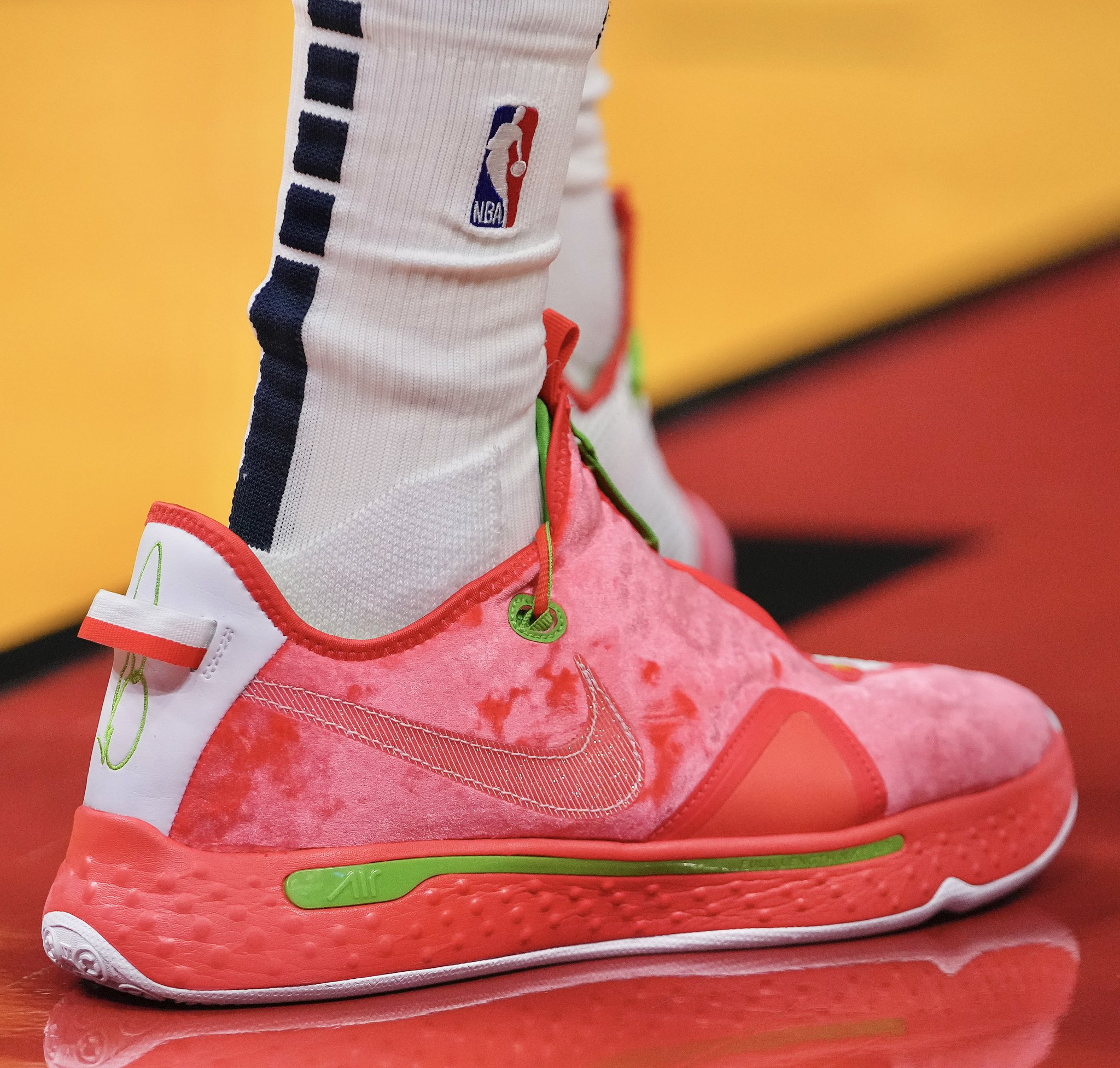 哈利伯顿上脚pg4圣诞配色迎来生涯之夜|哈利伯顿|步行者|热火_新浪