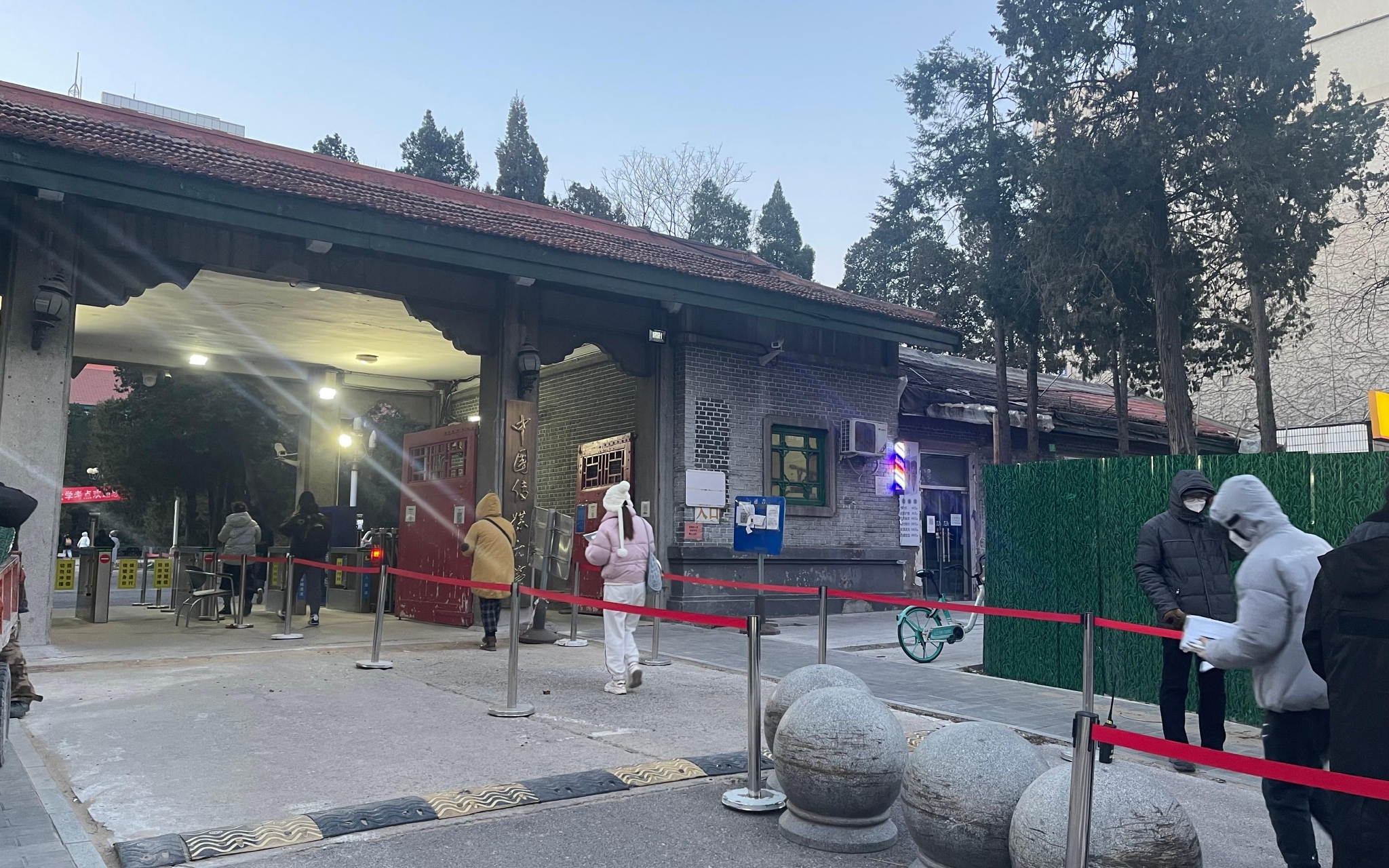 中国传媒大学北门外考生等待入场。 新京报记者刘洋 摄
