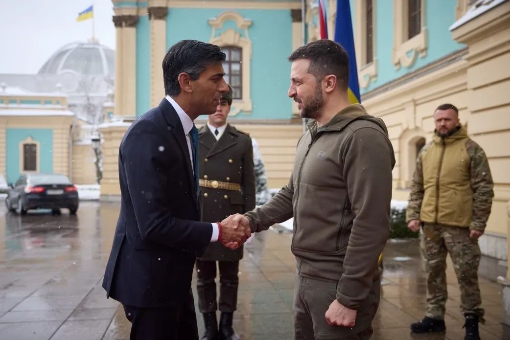 11月中旬，英国首相苏纳克（左）访问基辅会见泽连斯基。图自外媒