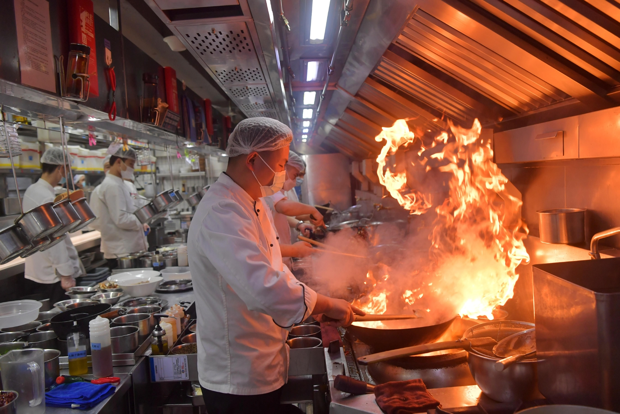 12月23日晚餐时段,胡大总店后厨一片忙碌.新京报记者 李木易 摄