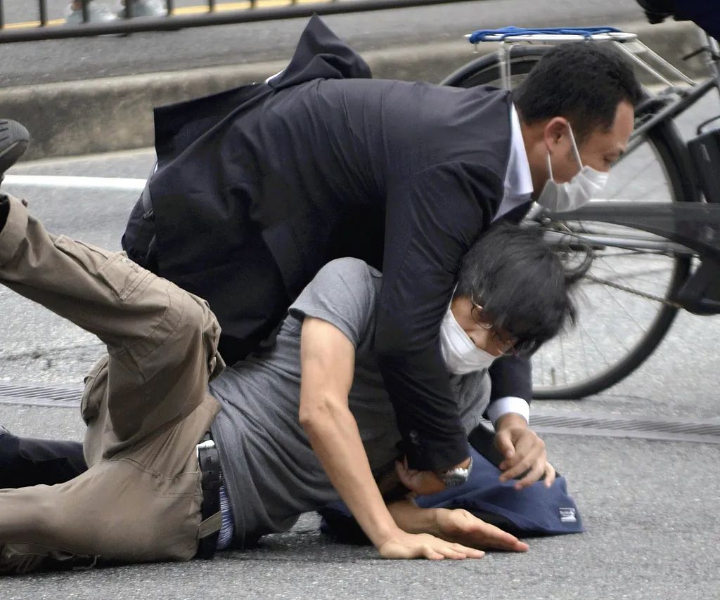 枪杀日本前首相安倍晋三的犯罪嫌疑人山上彻也被扑倒。资料图