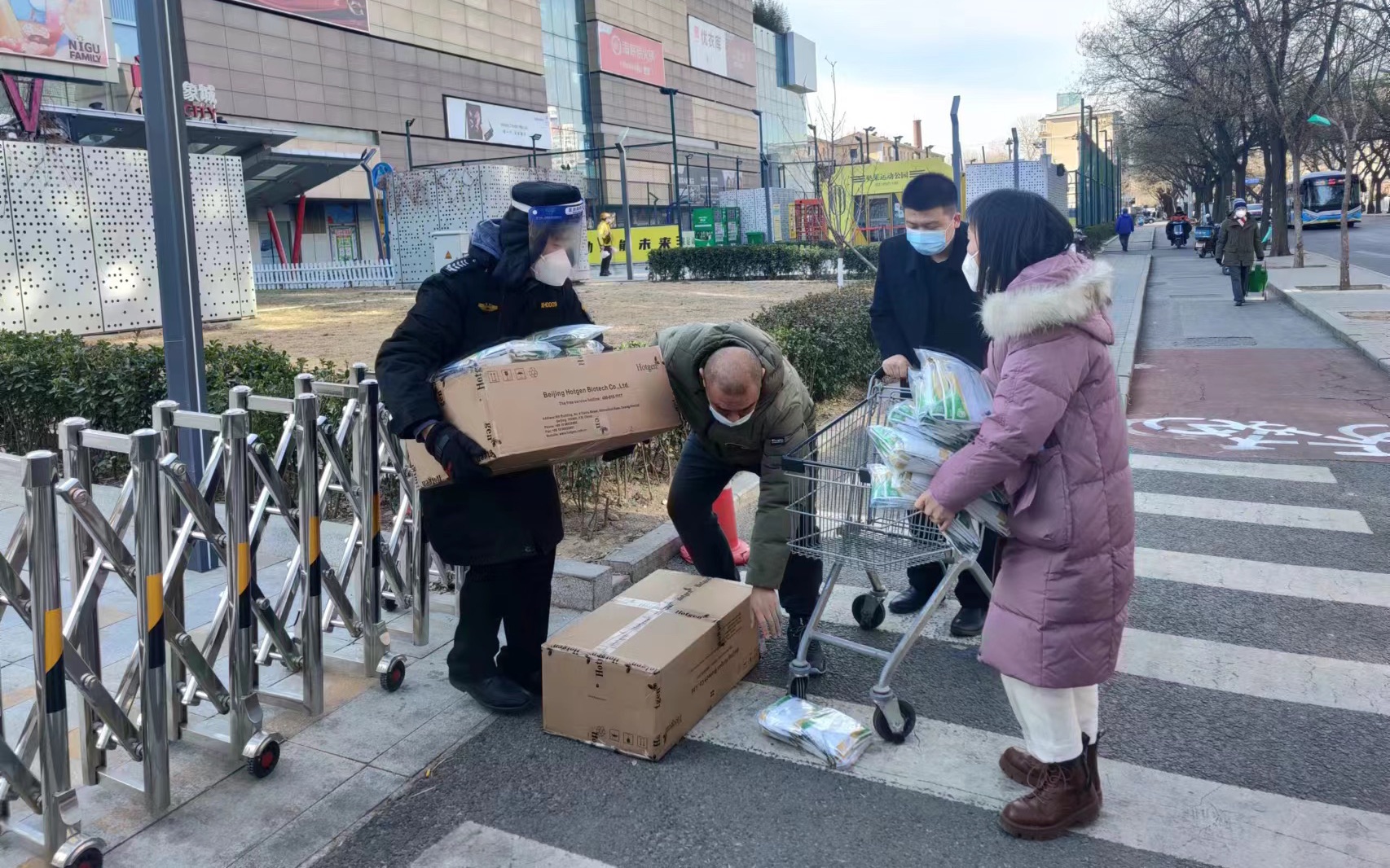 助力复工复产,海淀区羊坊店街道给辖区企业发放防疫物资|新冠肺炎
