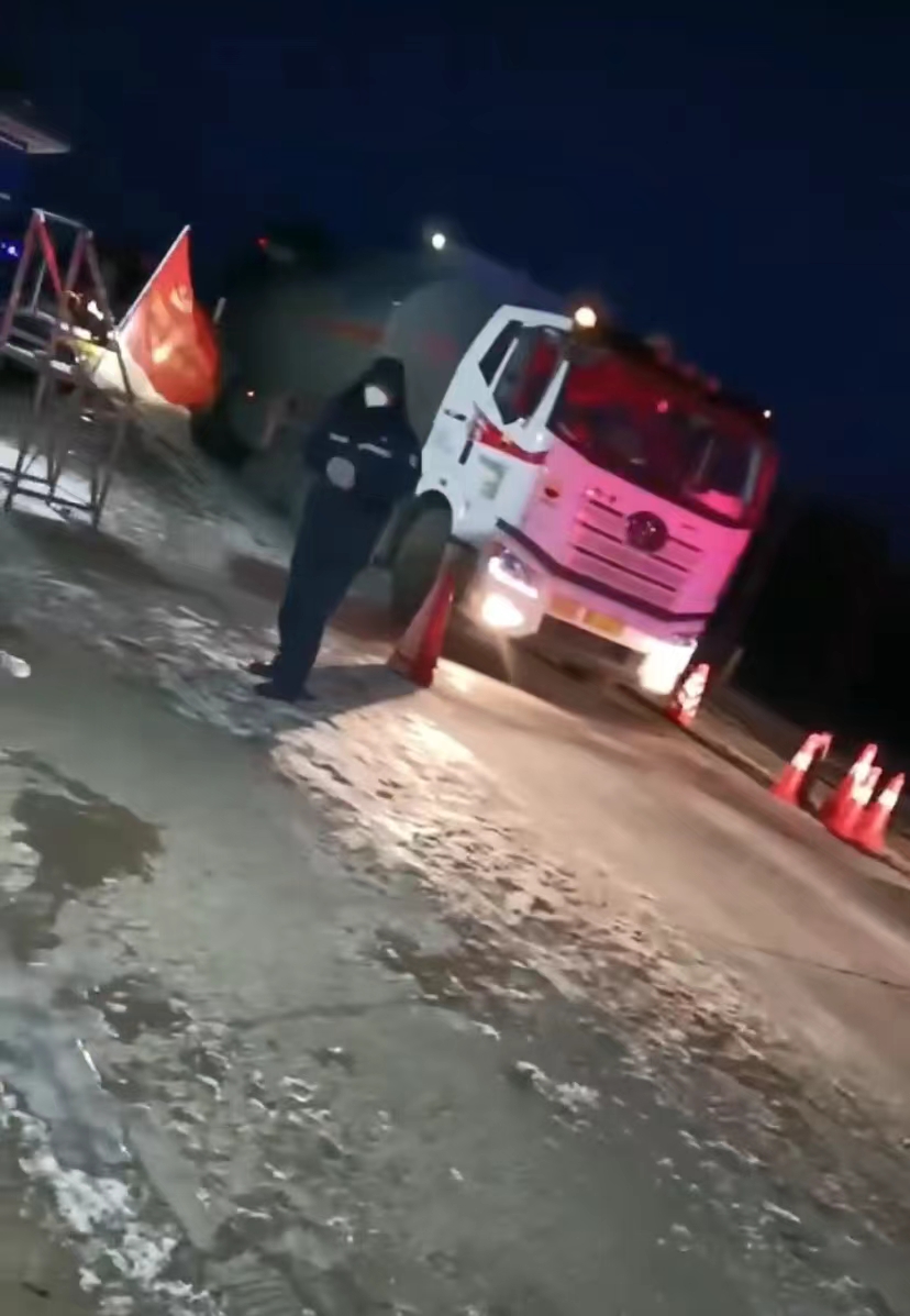 王秀映在高速路口卡点值班时,气温最低接近零下二十度,路面已结冰。