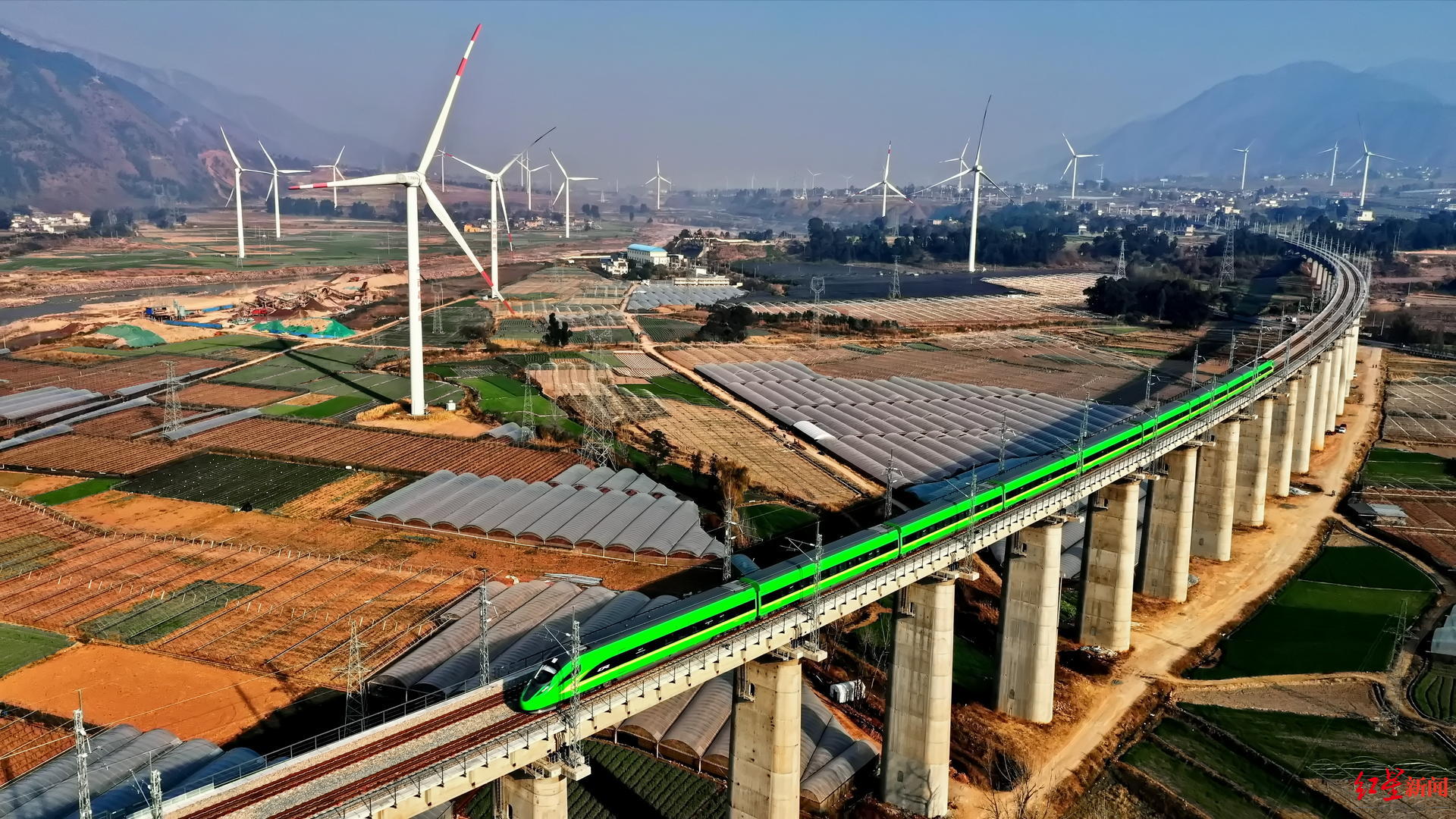 新成昆铁路动车奔驰在风电中---摄于黄水搪南至德昌西区间↑新成昆