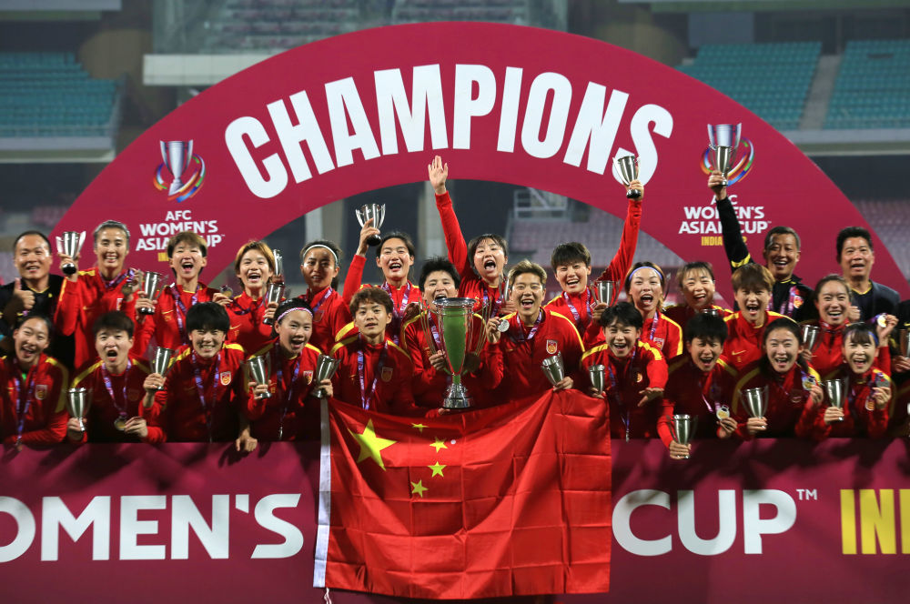 2月6日，在印度孟买举行的2022女足亚洲杯决赛中，中国队以3：2战胜韩国队，夺得冠军。新华社发（贾韦德·达尔摄）