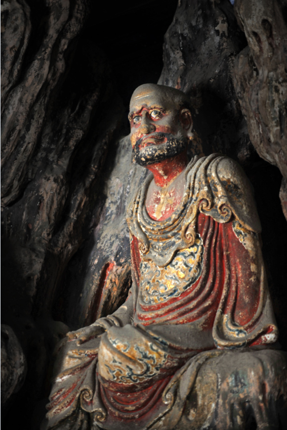 另一尊"降龙罗汉",其形象圆颅大额,隆眉高鼻,络腮胡须.