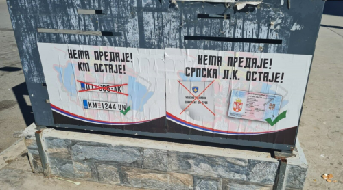●8月初，北密特罗维查街头张贴的支持塞尔维亚车牌的海报 / Wikipedia
