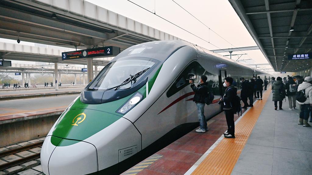 2022年12月23日,成都,成昆复线新型cr200j动力集中型动车组亮相.