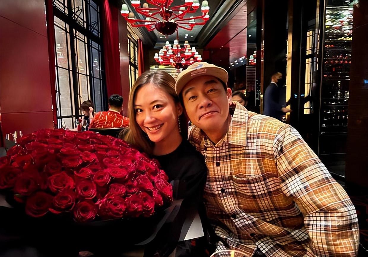应采儿平安夜晒母子三人合影,坐圣诞树旁笑容满面|应采儿|圣诞树|平安夜_新浪新闻