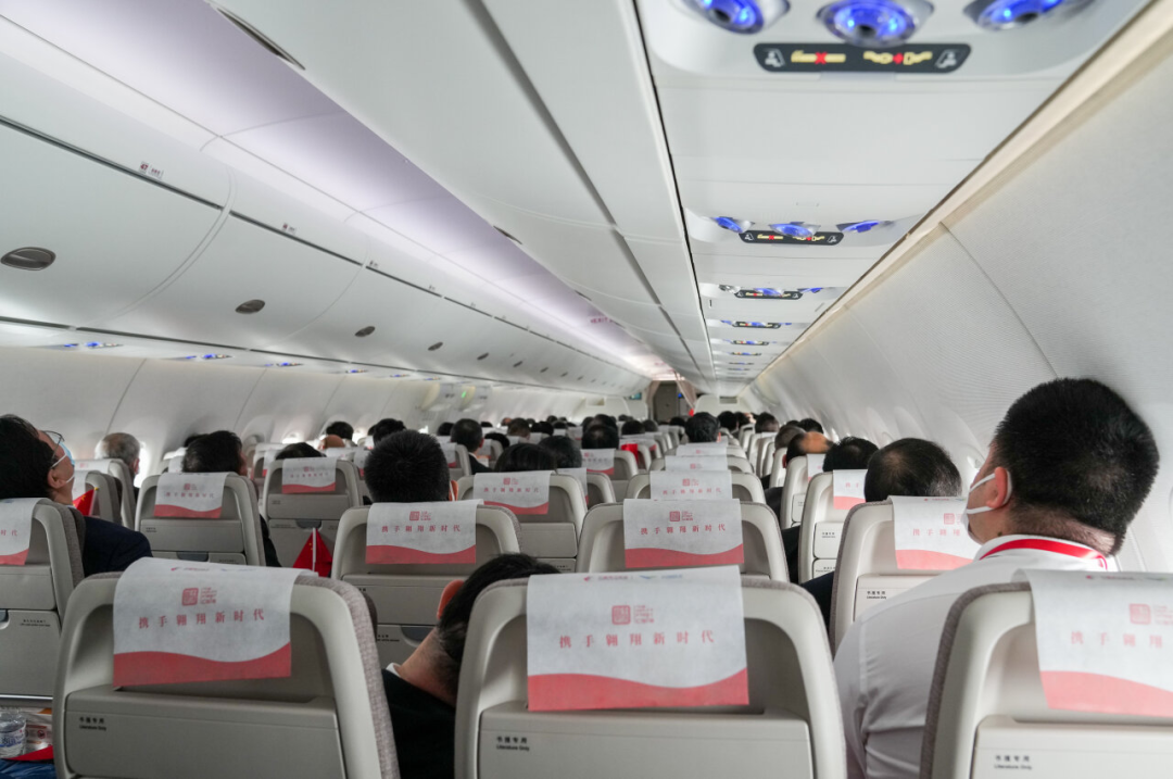 国产大飞机c919机舱内部.新华社记者 丁汀 摄