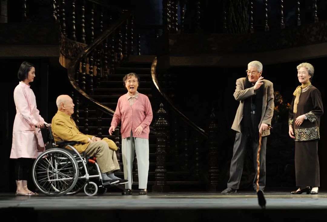 2012年9月19日,北京,郑榕和蓝天野,吕中等演出话剧《甲子园》.