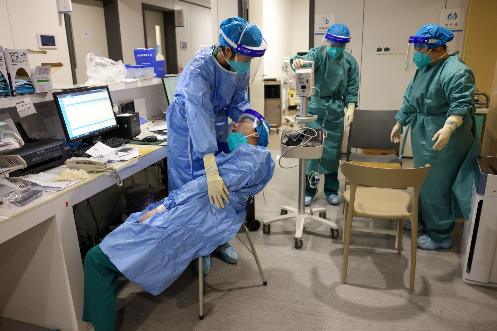 江苏省人民医院发热门诊日均接诊超200人，医护人员晕倒在岗位_手机新浪网