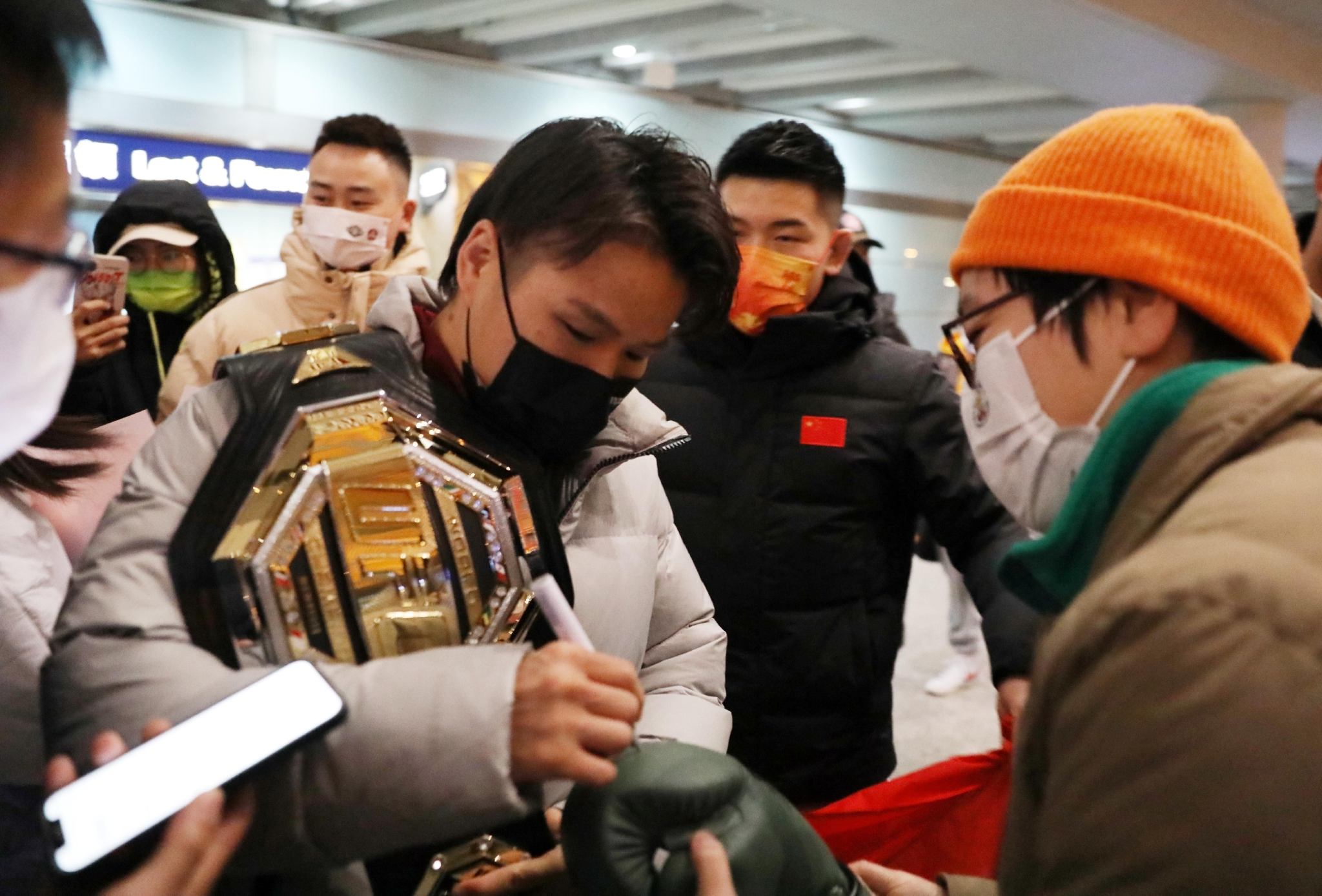 张伟丽在机场给粉丝签名。  新京报记者 王飞 摄