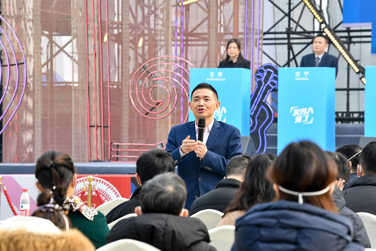 九龙坡区委副书记,区长李顺作为特邀嘉宾回答市民提问