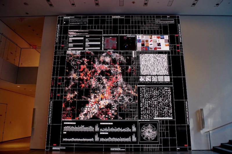 阿纳多尔纳入了MoMA大厅实时环境的变化——光线、运动、声音和天气——这些数据也会影响着不断变化的图像。