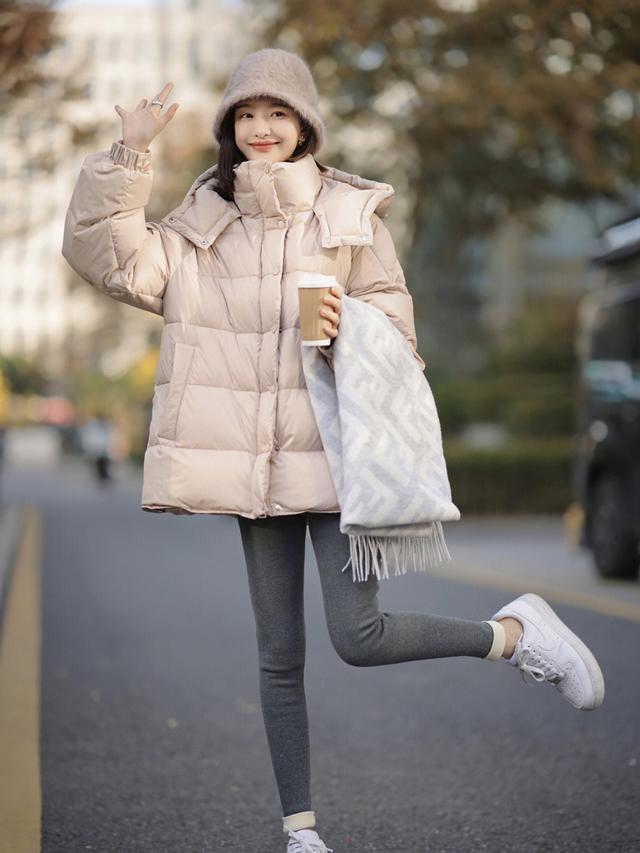 不光保暖舒适,还高级时髦|羽绒服|穿搭_新浪新闻