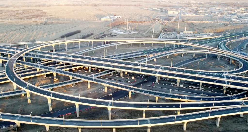 这是中建铁投集团建设的呼和浩特市三环路呼准立交. 王宁摄