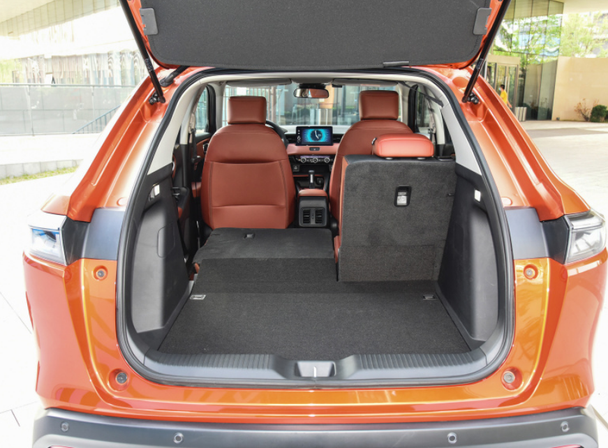 可以看出23款途铠在车高和轴距上有优势,后排座椅放倒后后备箱容积