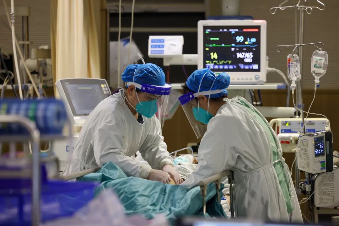 急诊抢救室里,工作人员正在为患者翻身.  江苏省人民医院供图