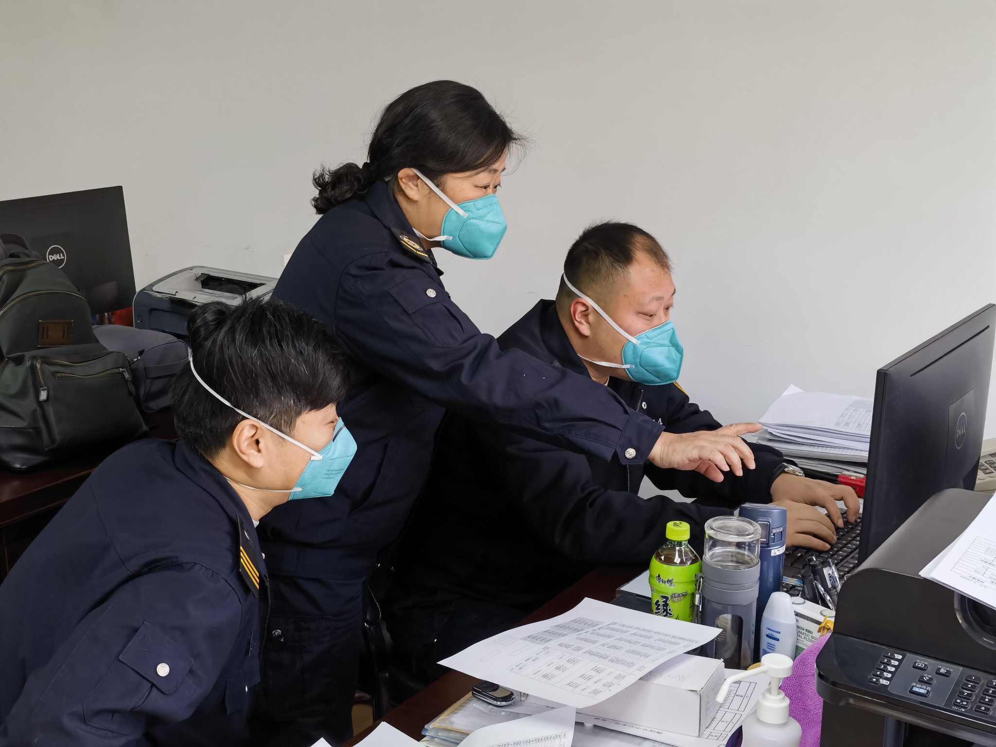 上海市医疗急救中心南区分中心主任陈怡婕，正在协调一线急救工作。