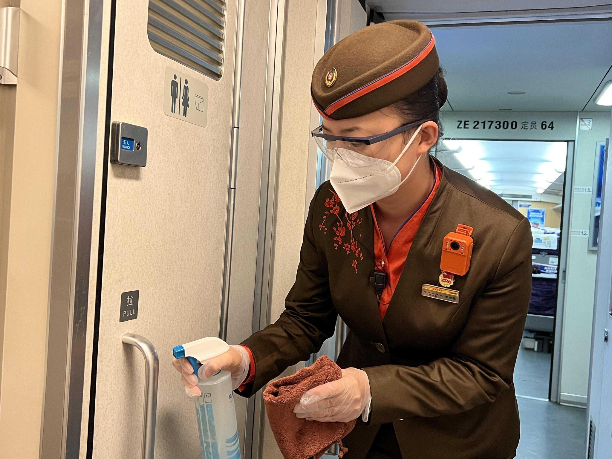 武汉客运段乘务员正在给列车公共区域设备消毒.代好68摄