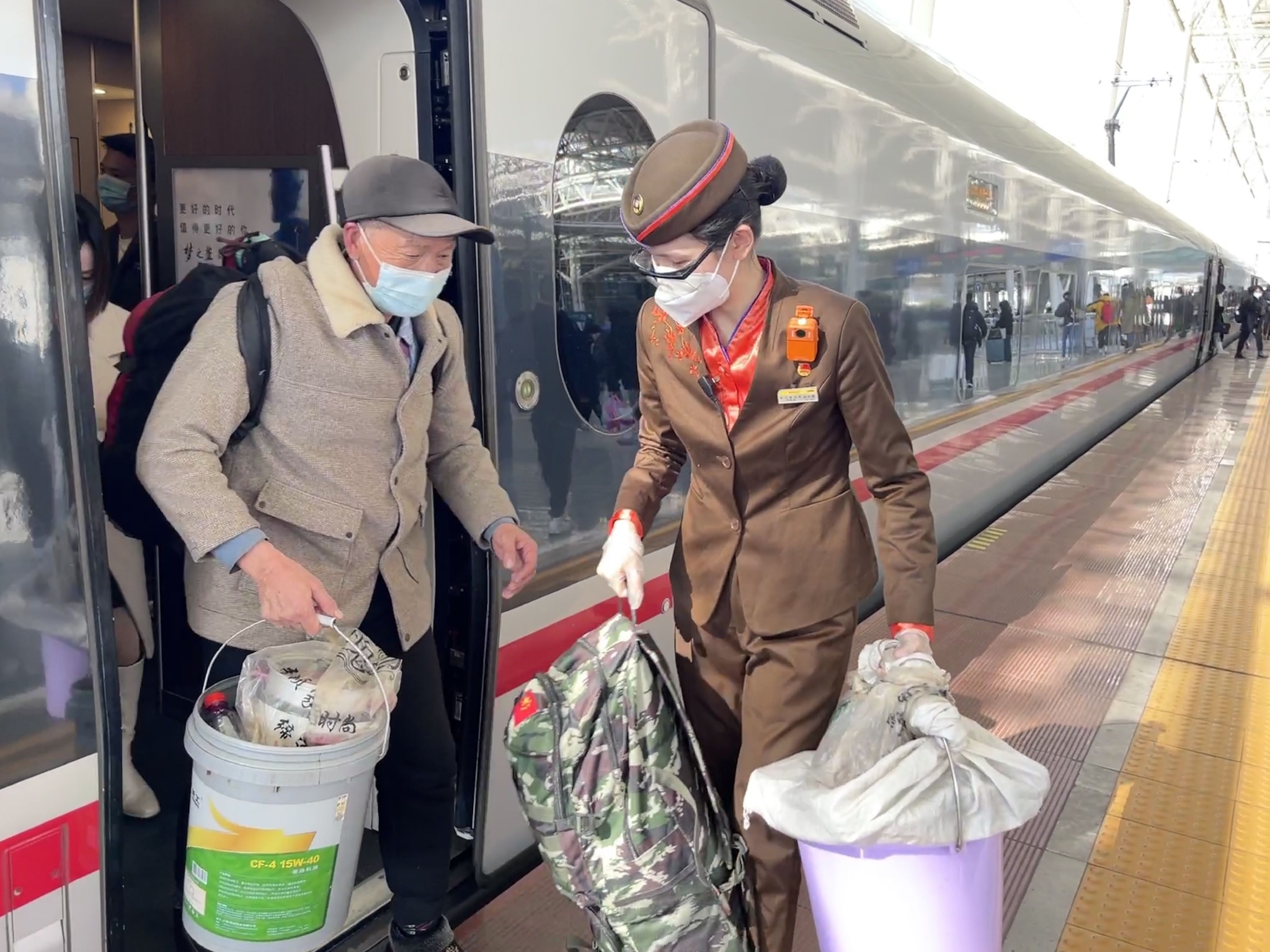 武汉客运段乘务员服务旅客出行.蔺兴 摄