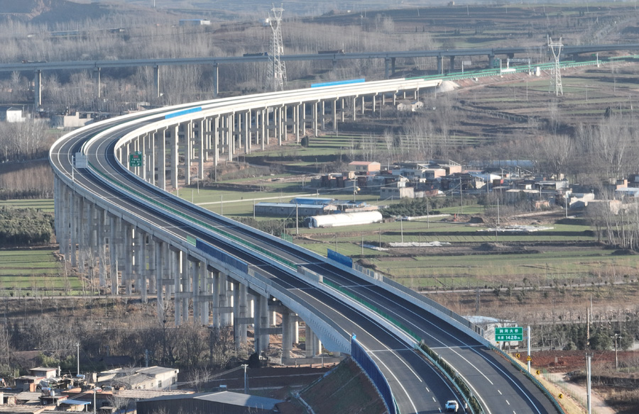 图为连霍二广高速联络线涧河大桥.