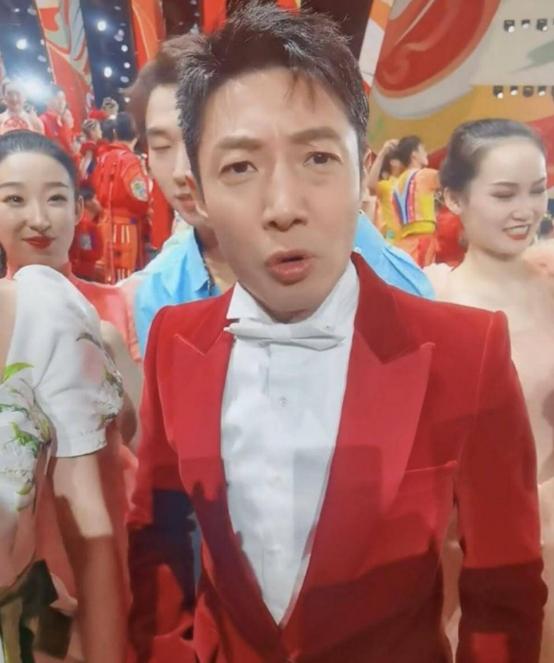 央视春晚女主持变动大!董卿缺席,李思思被换,朱迅有望撑场|央视|李思思|董卿_新浪新闻