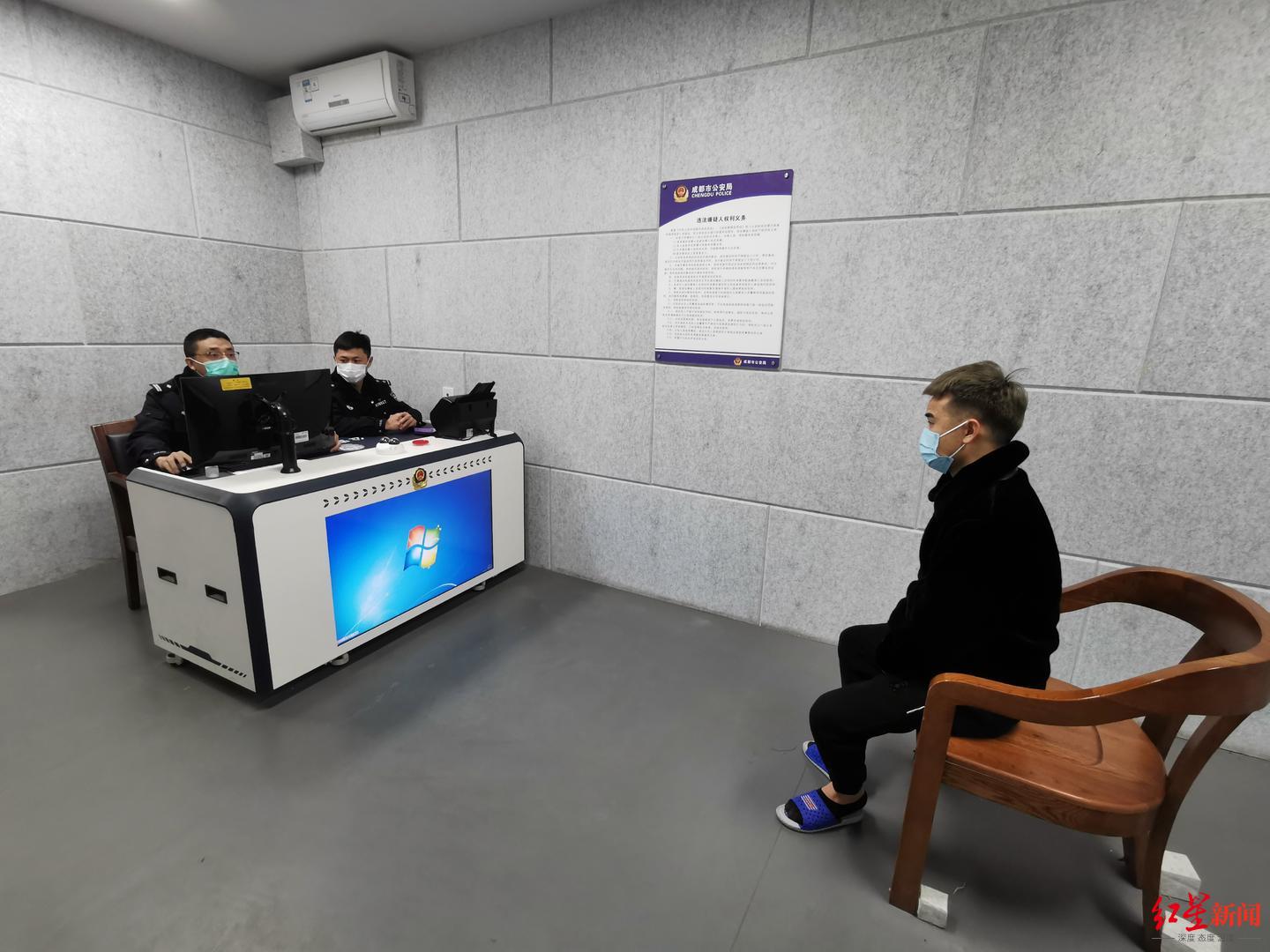 12月27日下午,在成都交警五分局询问室里,小周对自己的冲动行为表示