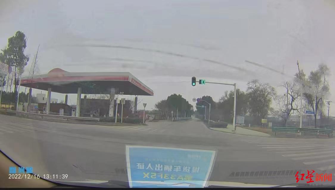 行车记录仪画面显示事发前一瞬间绿灯还有十秒。图片由受访者提供