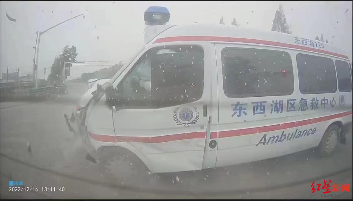 行车记录仪画面显示涉事车辆为120救护车。图片由受访者提供