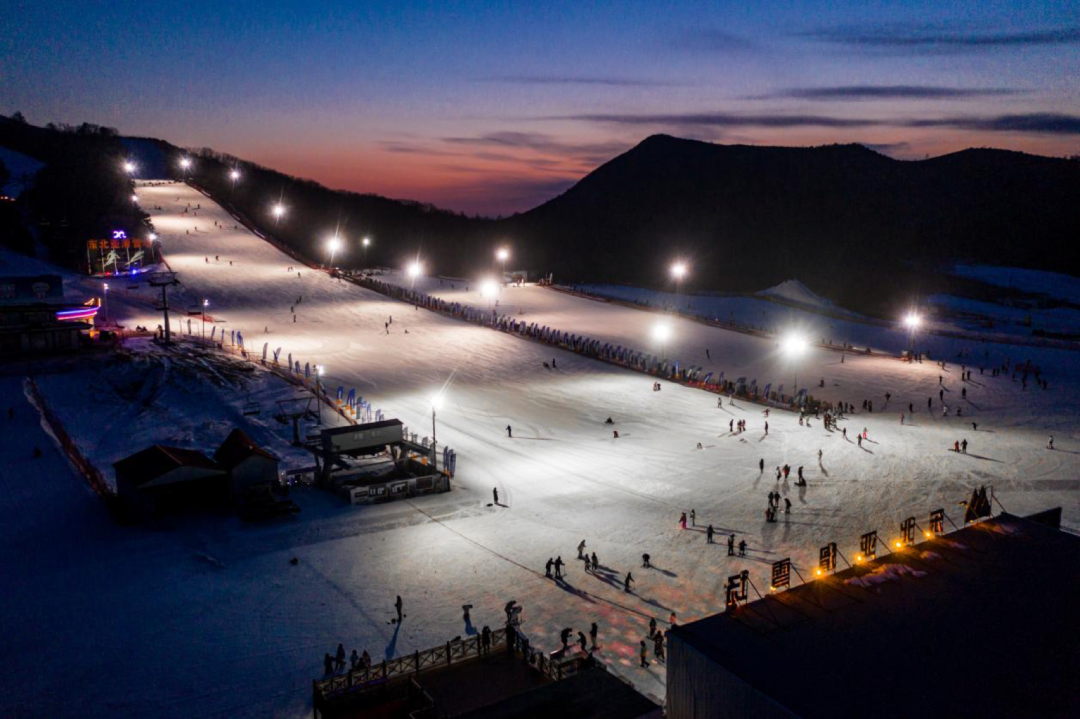 亮点一:"一轴五园",全域联动以沈棋路为主轴,串联东北亚滑雪场,棋盘山