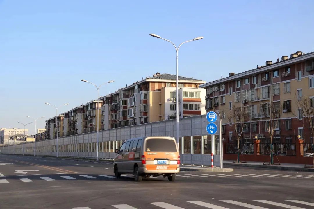 图释：道路加装的隔音屏