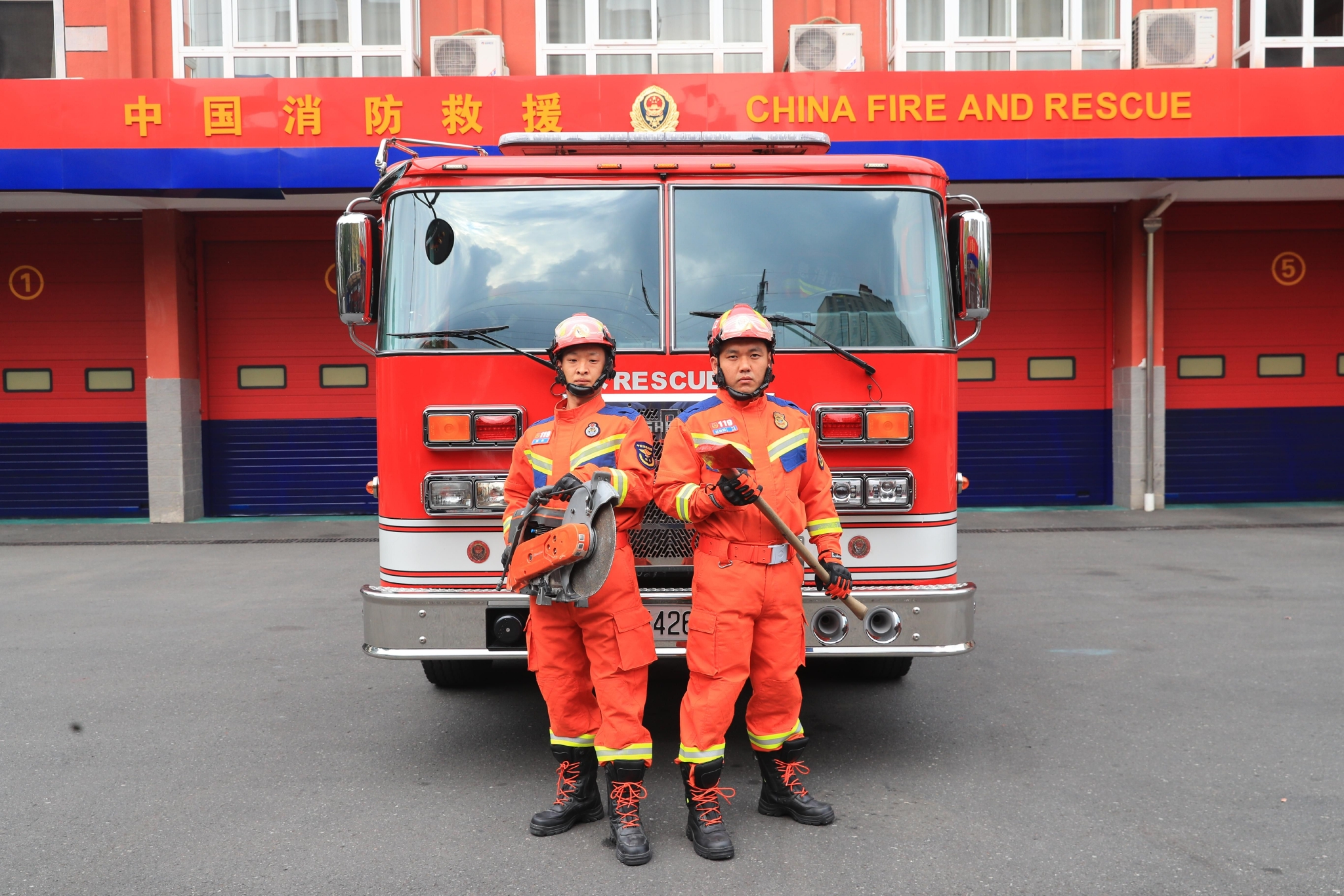 致敬担当力量刘松辉,胡显阳:逆行进入危化品泄露现场|消防员|救援