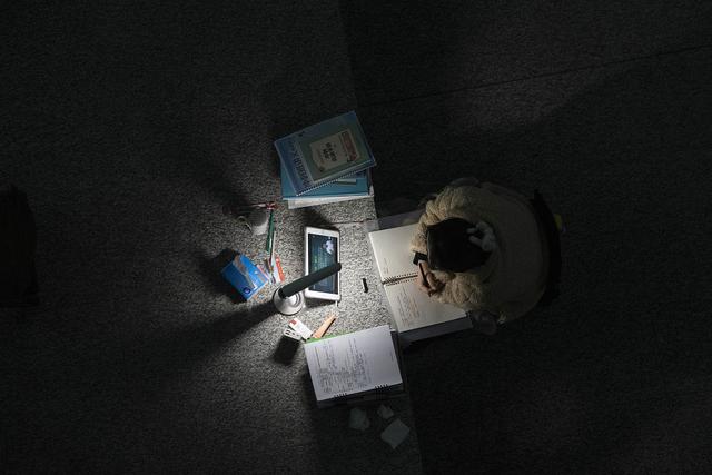 12月7日,南京传媒学院图书馆,深夜里点灯读书备考的学生.郭现中/摄