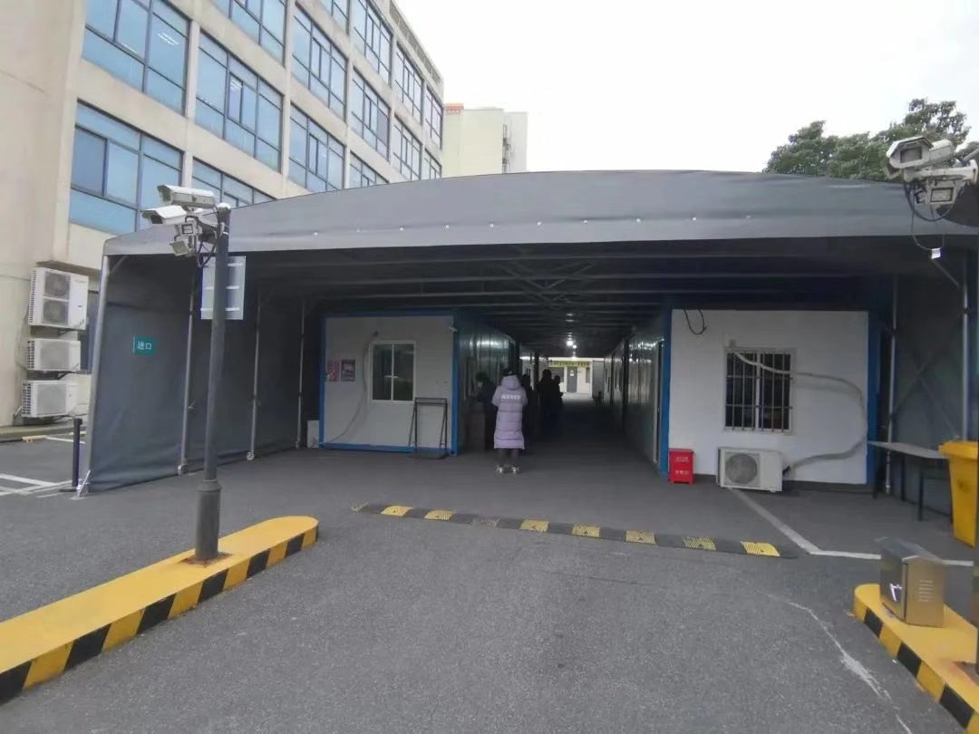 闵行区万源发热哨点对原来的停车场进行改造,用6个集装箱和1个大棚
