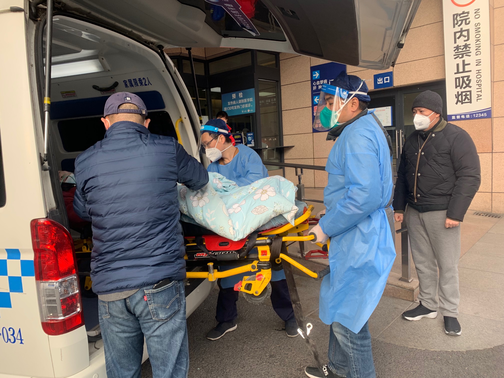 麻醉科医生顾新宇参与上海院前急救工作.仁济医院 供图