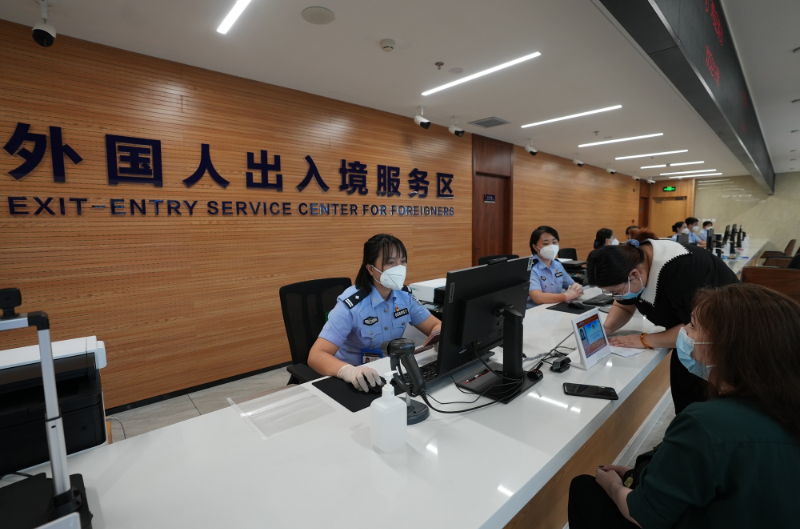 出入境政策再优化,中国敞开大门“迎来送往”| 新京报快评__财经头条