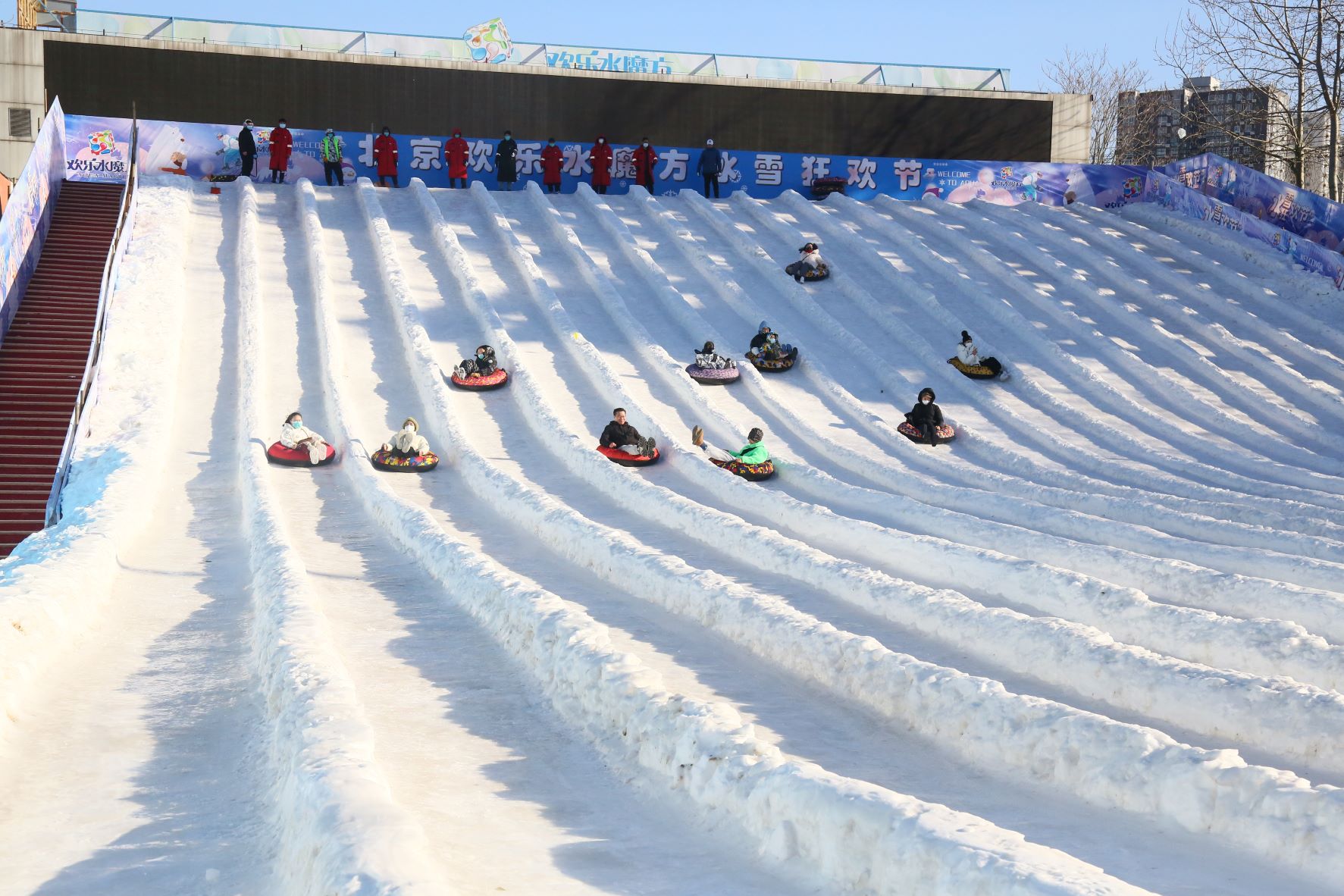欢乐水魔方暴雪狂欢节开幕 京城网红嬉雪地回归|北京市_新浪新闻