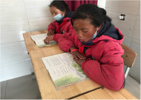 通瑶玛小学的孩子们在大声地朗读课文。环球时报公益基金会供图