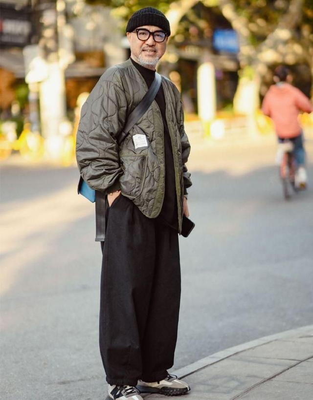 上海爷爷太敢穿了:"羽绒服 短裤",看着觉得冷,实际很时髦