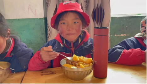 通瑶玛小学的孩子们在吃午饭。环球时报公益基金会供图