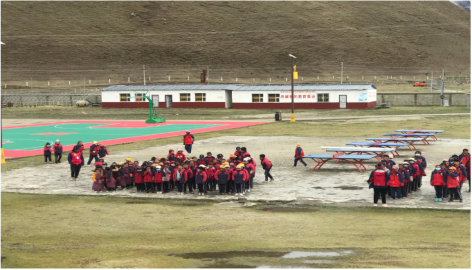 通遥玛小学的孩子在操场集合。环球时报公益基金会供图