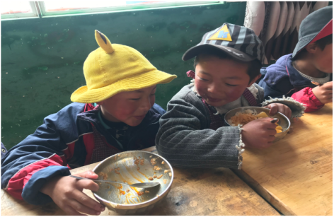 通瑶玛小学的孩子们在吃午饭。环球时报公益基金会供图