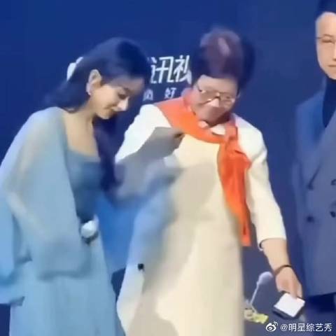 大概只有胖颖飞刀送的那双水晶鞋才是合脚的了