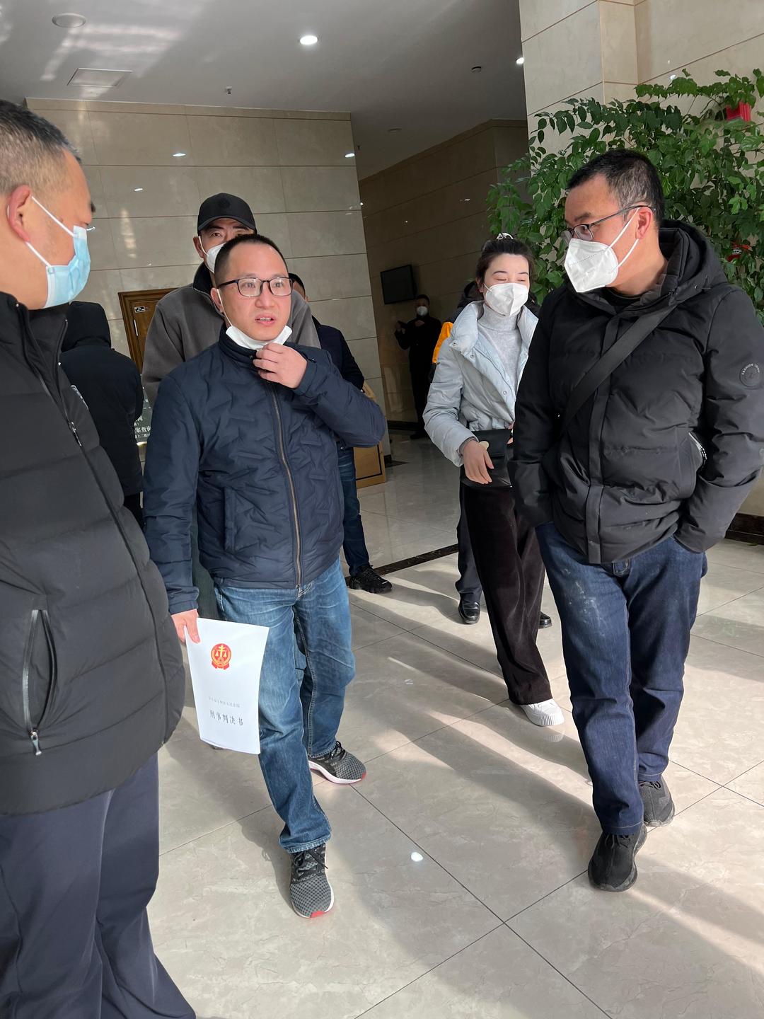 红星微评：包工头“偷拍张家慧打麻将”无罪，愿不再为天经地义的事犯难