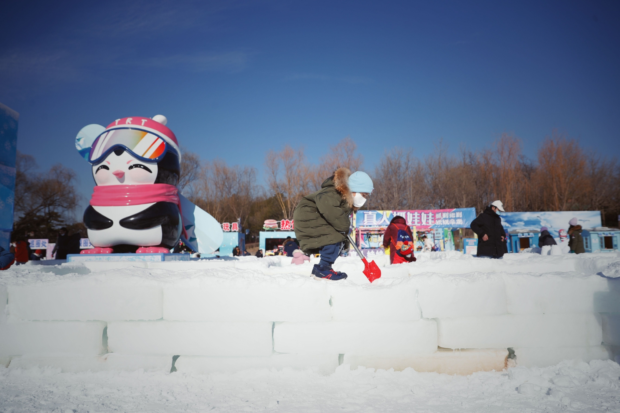 陶然亭冰雪嘉年华现场,游客们正在玩雪.&nbsp; 新京报记者 薛珺 摄