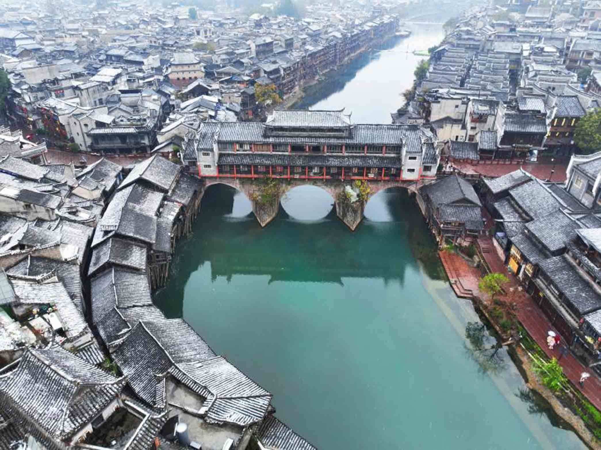 湖南凤凰:碧水悠悠衬白雪 古城美景味更浓