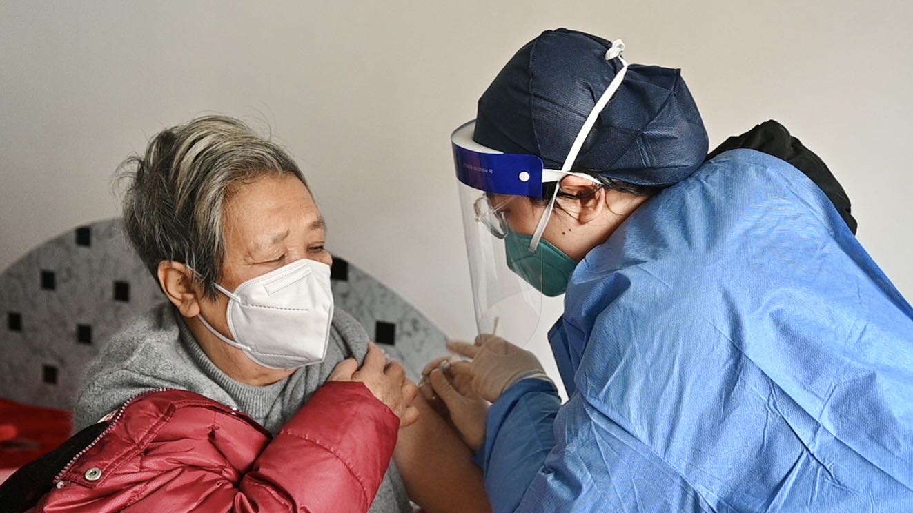 南桥镇社区卫生服务中心家庭医生上门给老年人接种新冠疫苗.