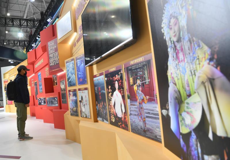 展厅内一组“文艺精品喜获丰收”创作墙，展现出品自北京的“京品文艺”